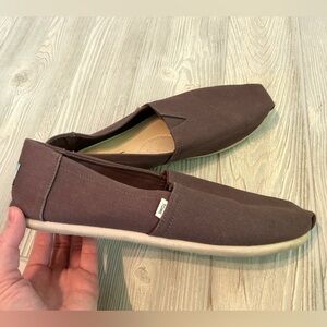 Womens gray toms size 10